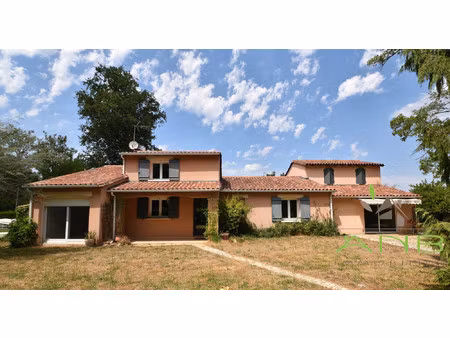 villa lumineuse avec piscine à proximité du grand etang