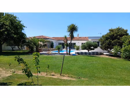 maison contemporaine avec piscine à proximité de falguières