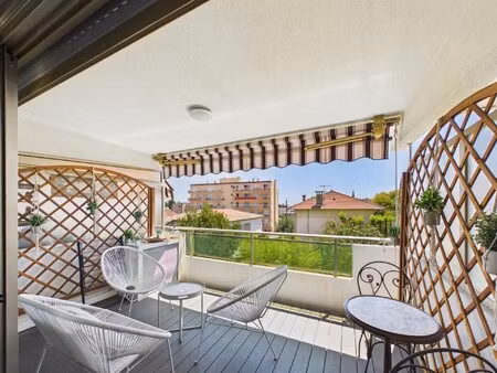 juan-les-pins bijou plage – studio rénové de 32 m² avec terrasse  parking et cave