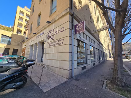 location commerce 120 m² à aix-en-provence (13100)