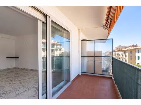 nice le port – appartement traversant avec terrasse  balcon et fort potentiel
