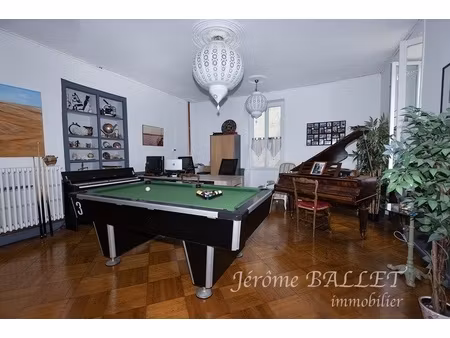 maison 10 pièces - 241 m²
