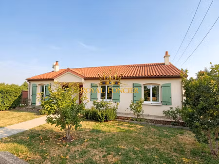 vue sur la terrasse et le jardin extérieur