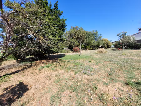 coursan terrain constructible de 700 m2 environ  vendu viabi