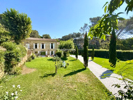 grans - mas en pierre de 250m² sur un jardin de 2300m² environ