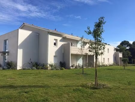 proche issac  appt t2 avec balcon et parking emplacement calme