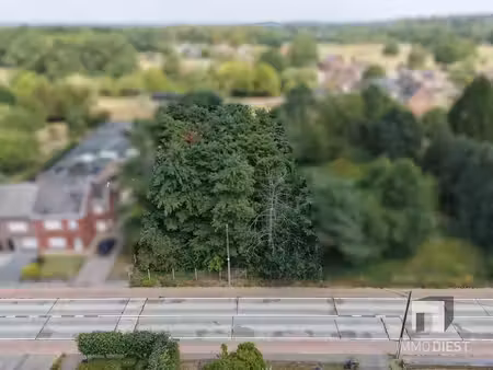 perceel van 13a 62ca dat verkaveld mag worden naar 2 halfopen bebouwingen.