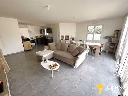 maison récente de plain-pied au milieu de son jardin avec ga