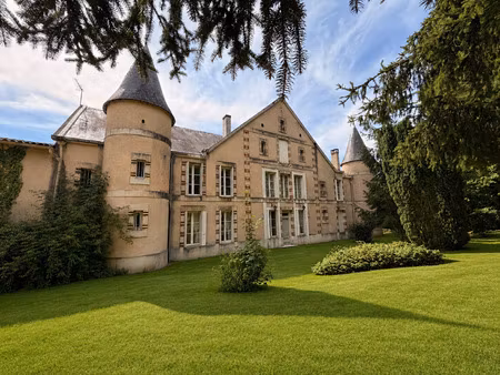 manoir de caractère et sa maison de gardien au coeur d'un pet