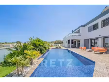 villa d'architecte avec piscine à débordement