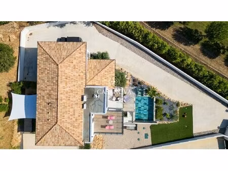 vue panoramique  dans un environnement calme et verdoyant sans être isolé  villa...