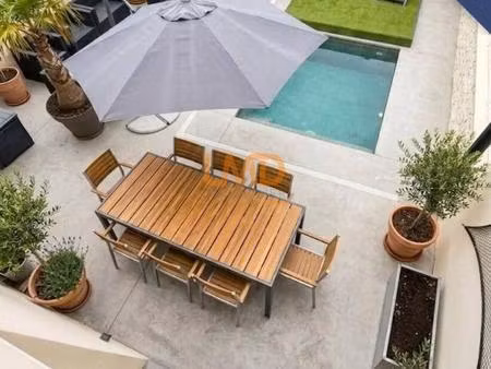 villa avec pisicne dans quartier calme