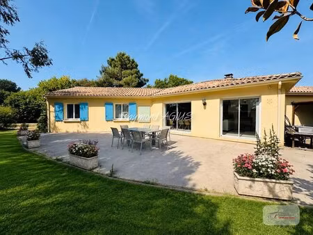 magnifique maison de plain-pied de 4 chambres avec piscine à saint-pierre-d'eyraud  près..