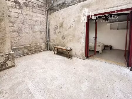 arles   proche place du forum. appartement avec la jouissance d'une cour privée.
