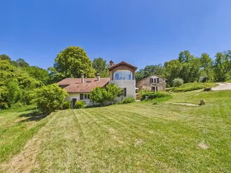 propriété de charme avec maison d'amis  piscine et dépendances en dordogne