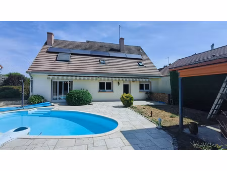 maison familiale 4 chambres avec piscine à proximité de chal