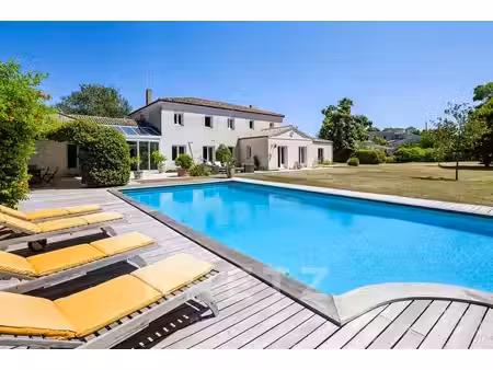 la rochelle – une propriété confidentielle au cœur d'un domaine