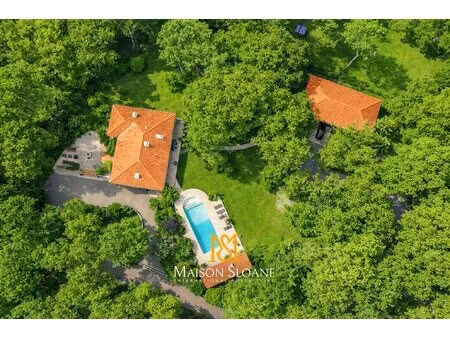 domaine de style basque au cœur de la forêt royale