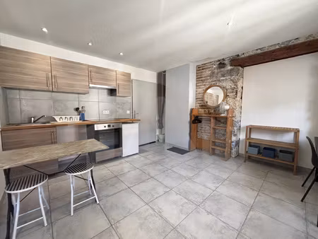 grenoble. beau studio meublé. secteur notre dame. dernier ét