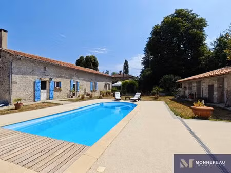 maison en pierre avec piscine