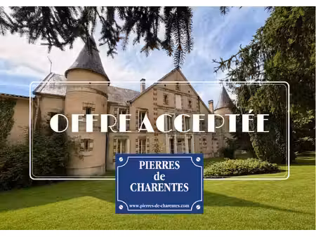manoir de caractère et sa maison de gardien au cœur d'un petit village charentais