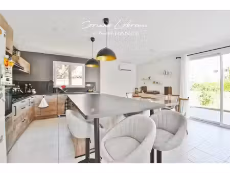 à vendre – maison de plain-pied de 2024 à vonnas – 3 chambres – garage – terrain de 550...