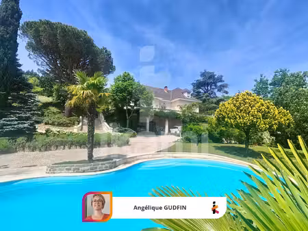 demeure de caractère avec parc paysager et piscine