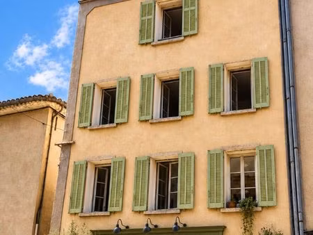 entrecasteaux coeur du village : immeuble avec local commercial et appartements