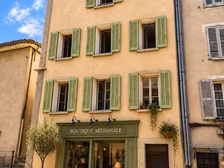 entrecasteaux coeur du village : immeuble avec local commercial et appartements