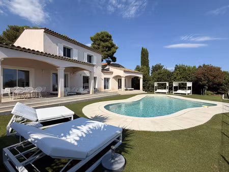 villa de luxe à louer dans le quartier village-cros de caste-coupiere-mont gros