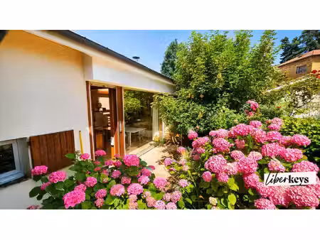 grande maison familiale au coeur de saint-cyr-au-mont-d'or village