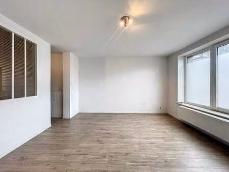 rez-de-chaussée 1 chambre sur la place wiertz!