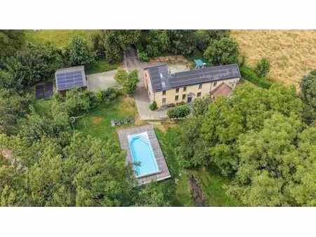 très belle propriété de caractère avec piscine extérieure !