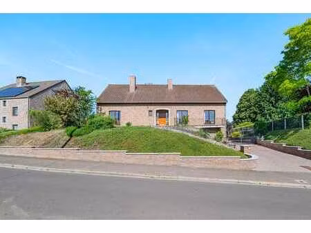 superbe propriété aux volumes généreux et jardin verdoyant !