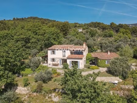vue panoramique jusqu'à la mer  au calme absolu pour les amoureux de la nature avec bassin