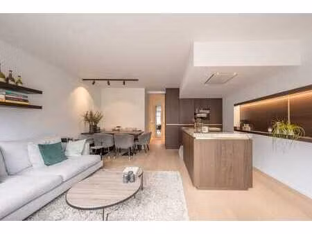 appartement de luxe entièrement rénové de 3 chambres situé