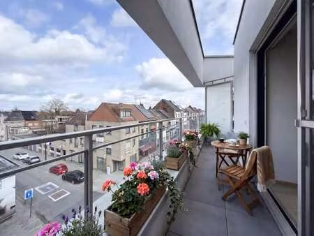 serviceflat avec terrasse et à distance de marche du centre