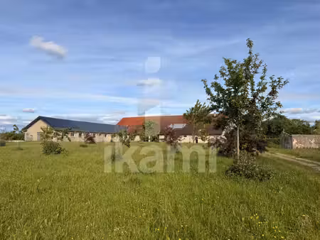 domaine d'exception 9.3 ha  maison 233m2  gîte  2300m2 de surface bâti utile face au lac..