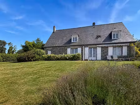 vue sur le mont saint-michel- maison en pierre