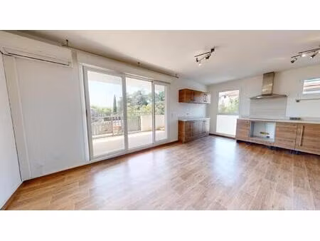 puget sur argens - beau t2 moderne avec terrasse  ascenseur et parking - centre-ville à pi