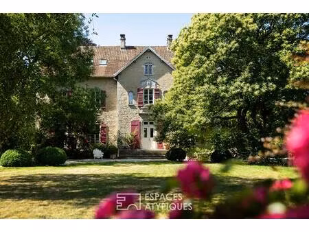 propriété au grand charme avec ses 3 bâtis en pierre pour de multiples projets