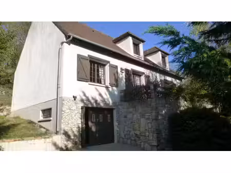 maison avec sous-sol total et terrain arboré.