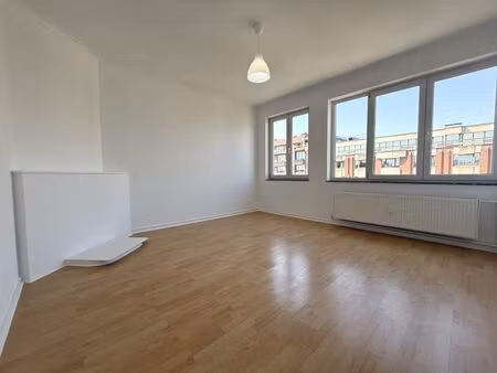 appartement à louer avec terrasse et 2 chambres   evere (vbe48135)