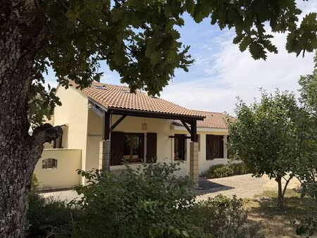 maison bien entretenue avec studio indépendant  piscine chauffée et dépendances