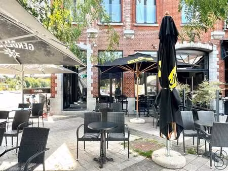 emplacement top horeca moderne récent avec grande terrasse