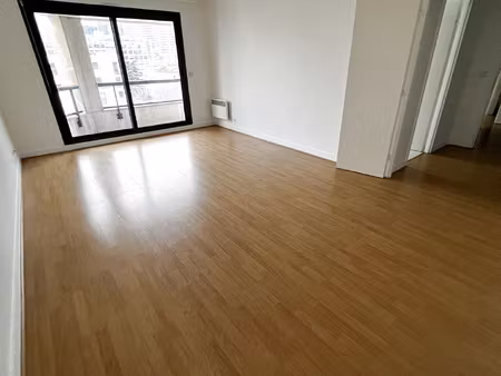 belle vue dégagée pour ce 3 pièces avec grand balcon !! cave
