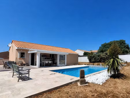 à vélo des plages : maison de plain-pied avec piscine chauffée