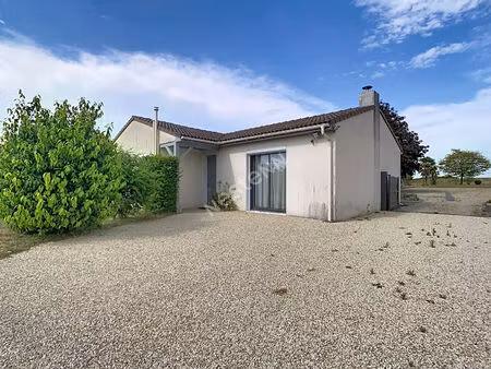 maison proche bourg le pallet  à moins d'1 km du centre-bourg du pallet  de sa gare et de 
