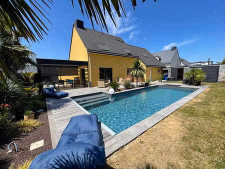 liffré - maison de 115m² habitable  550m² de parcelle avec piscine chauffée  7 pièces  4 c