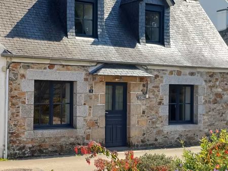 saint jean du doigt coeur historique  maison 1880 avec cour 